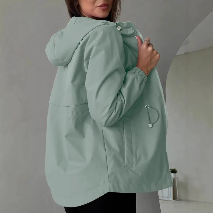 Damen Outdoorjacke mit anpassbarer Kapuze und geräumigen Taschen 4