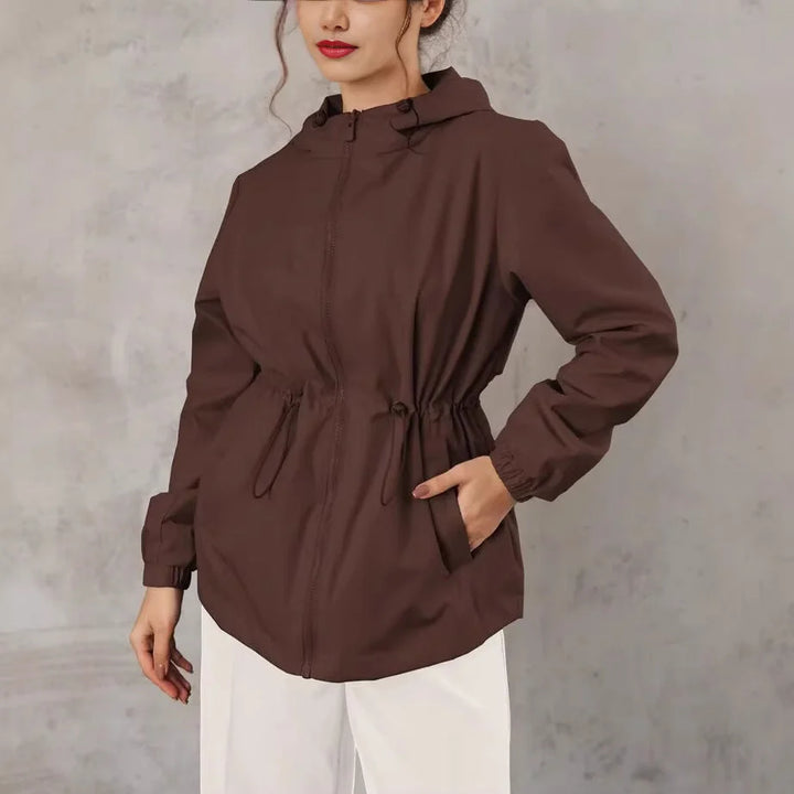 Damen Outdoorjacke mit anpassbarer Kapuze und geräumigen Taschen 6